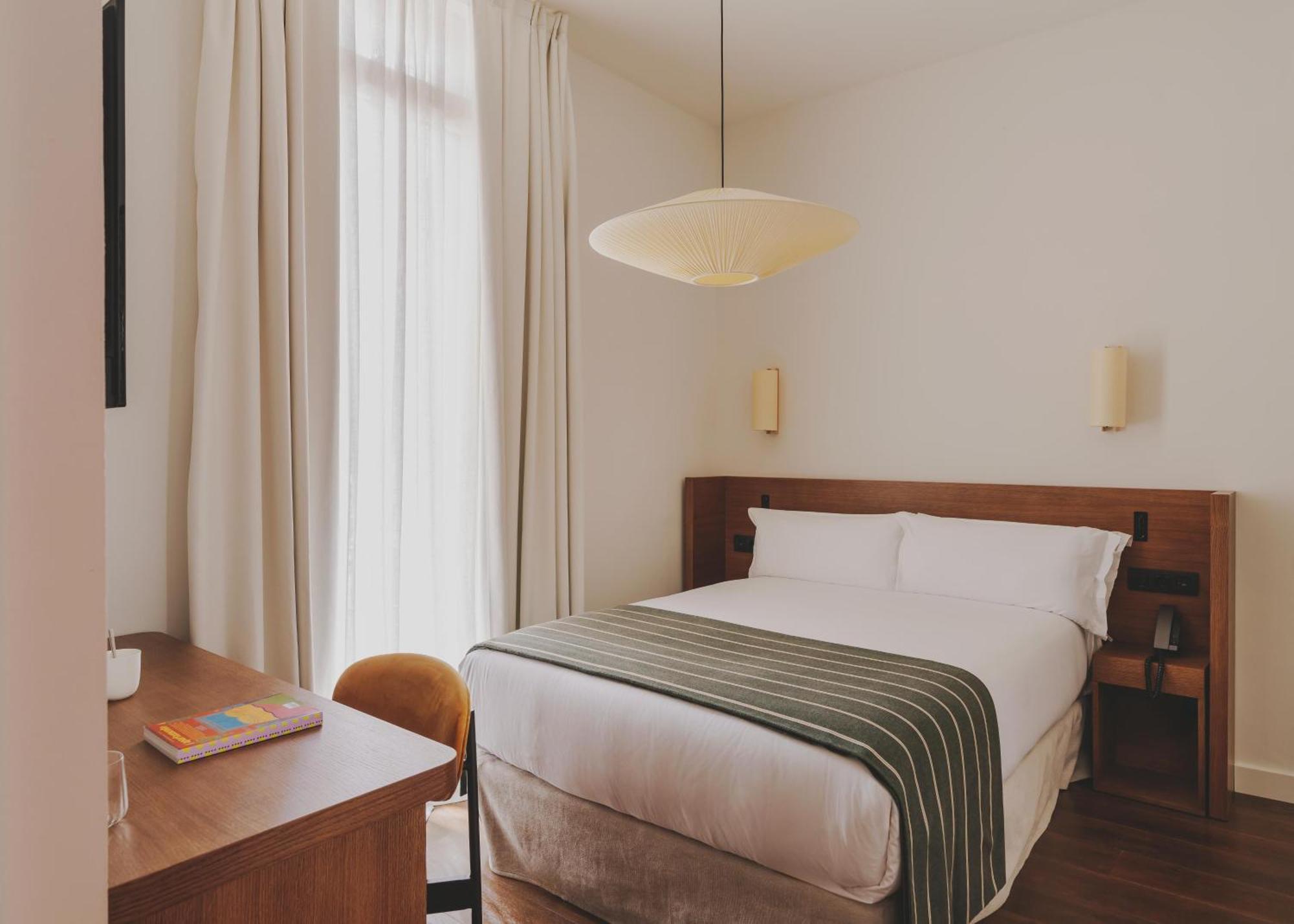 Hotel Regina Барселона Екстериор снимка